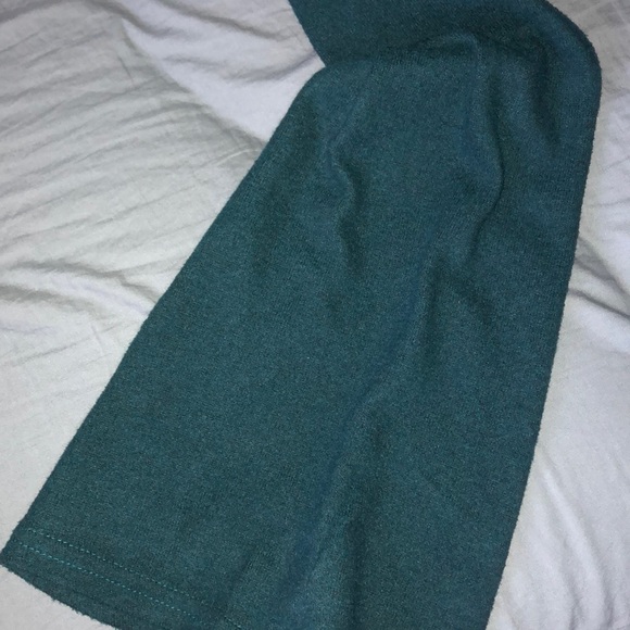 Emerald cropped tee with flowy long sleeves - Picture 2 of 3